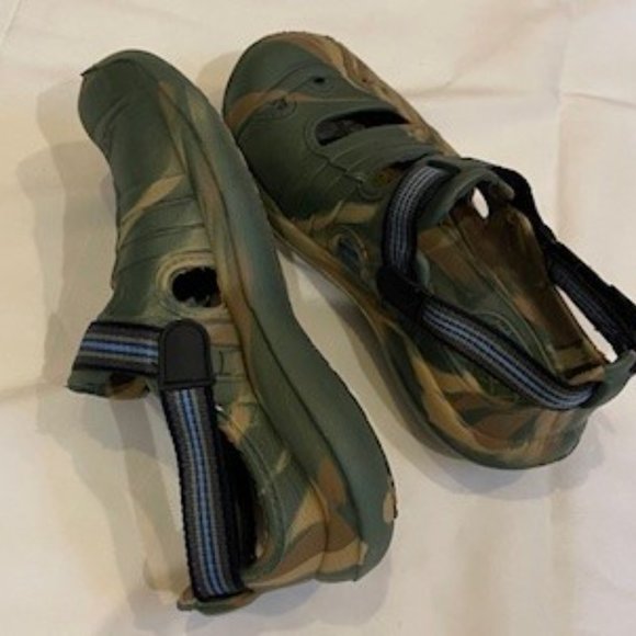 Water Shoes, Size 7 - Picture 2 of 4